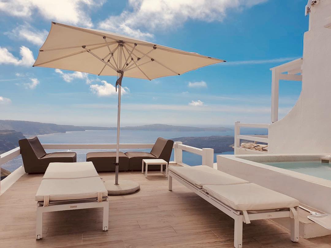 Aqua luxury suites in Santorini